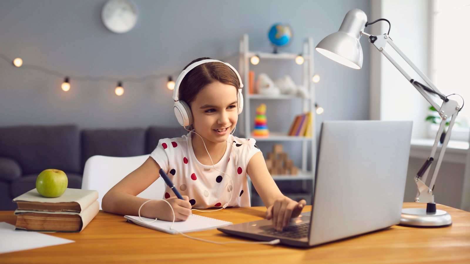 Time4Learning – Homeschoolers Learning On Computer Time4Learning online homeschool curriculum - student learning on computer